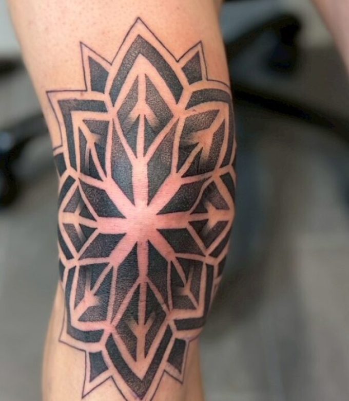 Geometric mandala thigh tattoo in Pattaya, blackwork mandala tattoo design